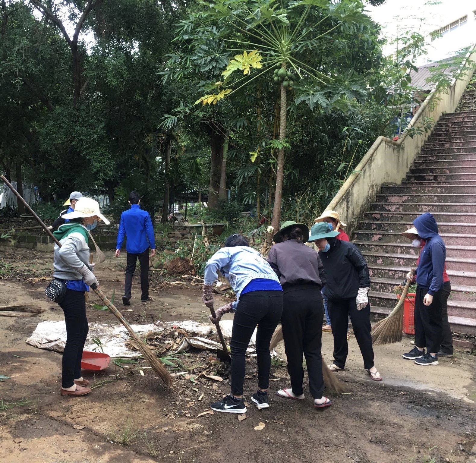 Chi đoàn Trung tâm Văn hóa tỉnh tích cực hưởng ứng “Chiến dịch làm cho Thế giới sạch hơn năm 2021”